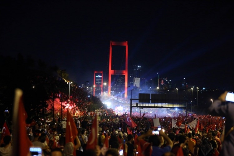Darbe girişimini protesto etmek için ‘Başladığı Yerdeyiz’. - Bizden Haberler - İsdam, İstanbul Stratejik Düşünce ve Araştırma Merkezi
