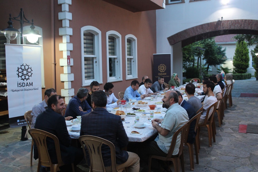 İSDAM 7. Geleneksel İftar Yemeği